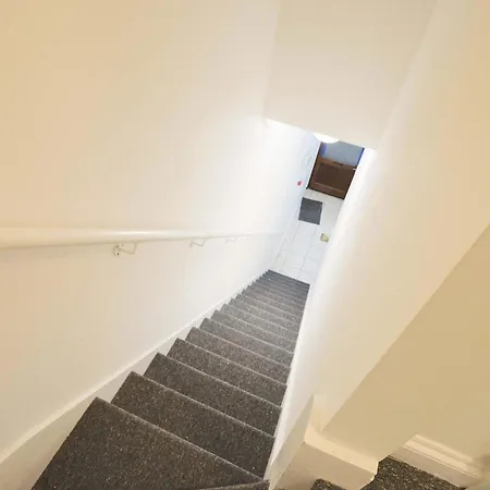 Two Bedroom Flat In Gloucester Road Apartman