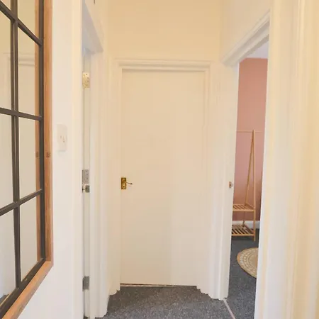 Two Bedroom Flat In Gloucester Road Apartman Bristol