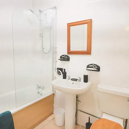 Two Bedroom Flat In Gloucester Road Apartman *