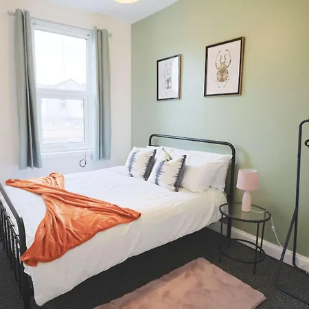 Two Bedroom Flat In Gloucester Road Bristol