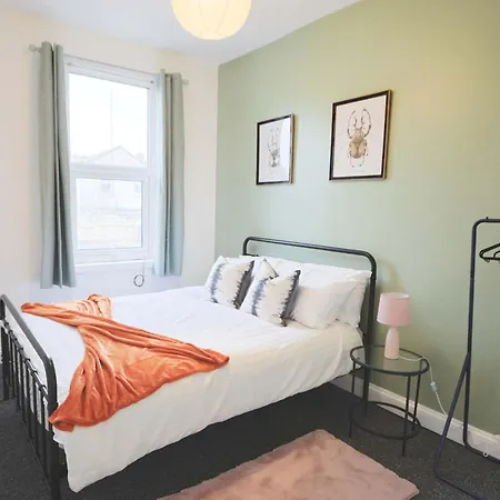 Two Bedroom Flat In Gloucester Road * Bristol
