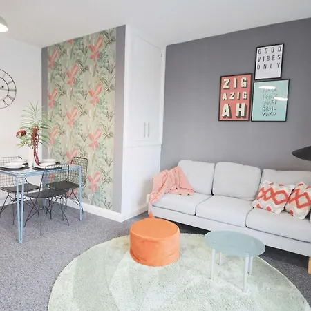 Two Bedroom Flat In Gloucester Road Apartment