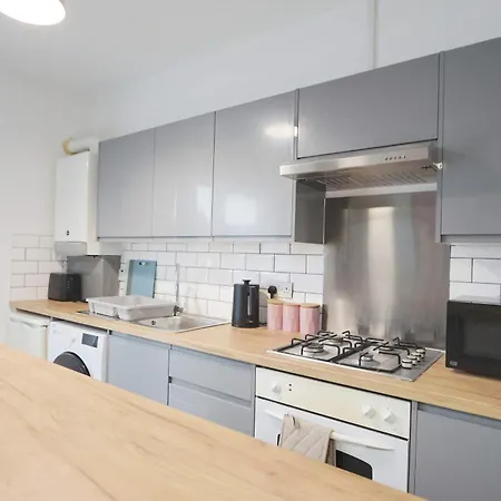 Two Bedroom Flat In Gloucester Road