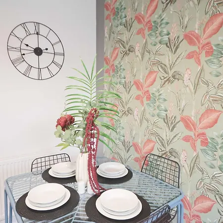 Two Bedroom Flat In Gloucester Road 公寓
